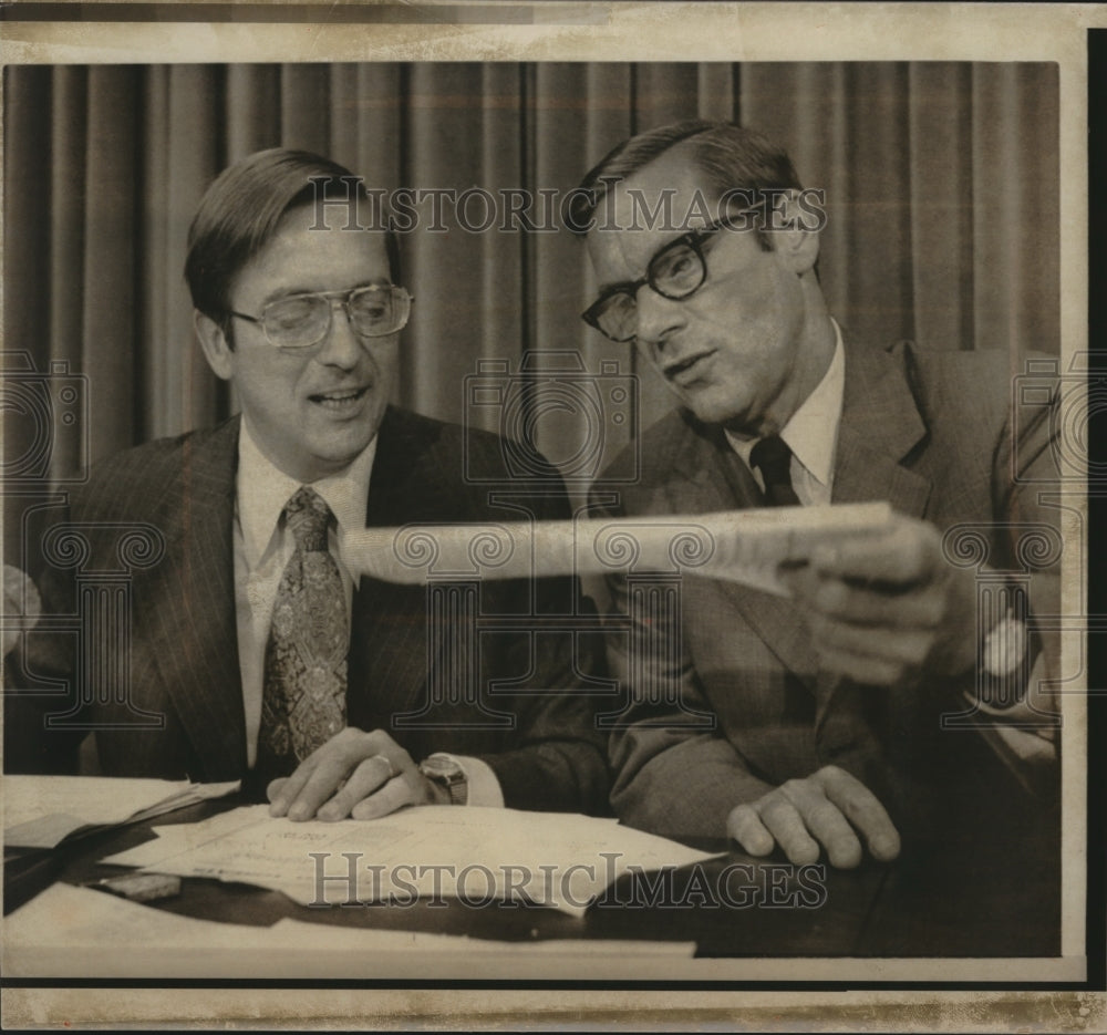 1975 James Lynn and William Simon compare notes on federal budget.-Historic Images