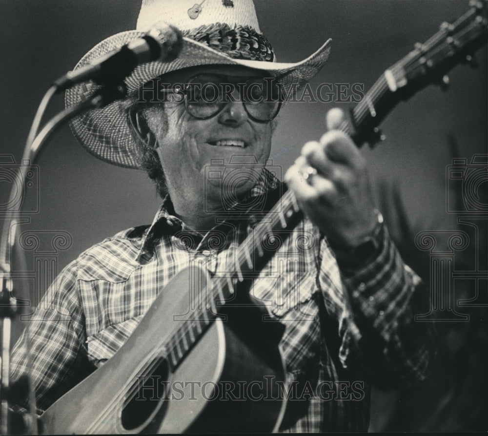 1984 Press Photo Bluegrass Musician Lee Lorentz Playing the Guitar, Wisconsin - Historic Images