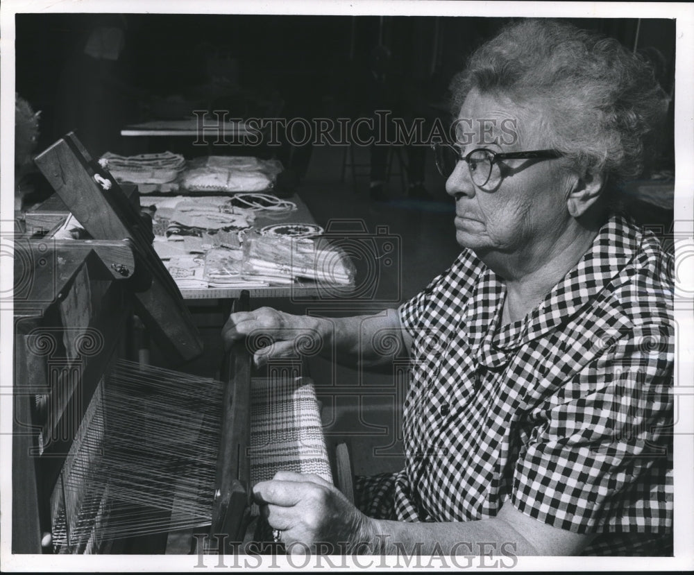 1964 Press Photo Mrs. Arno Grothey works on Loom, Luther Manor for the Aged - Historic Images