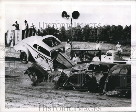 1947 Press Photo Don Reynolds crashes Coupe into Bodies of Junk Cars at Show - Historic Images