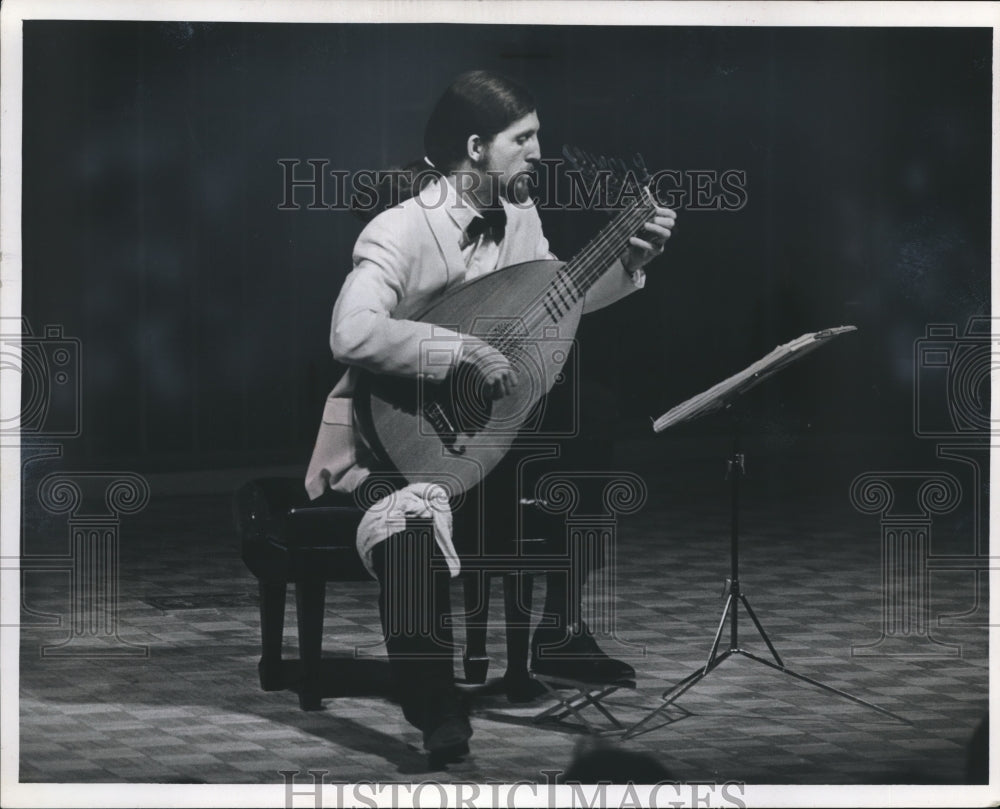 1970 Press Photo Raymond Lynch plays Lute at University of Wisconsin Recital - Historic Images