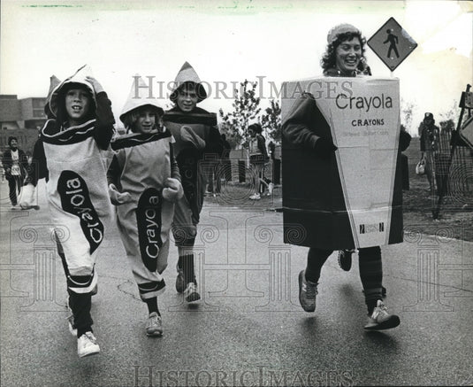 1982 A woman and three children dressed as Crayola's ran the race-Historic Images