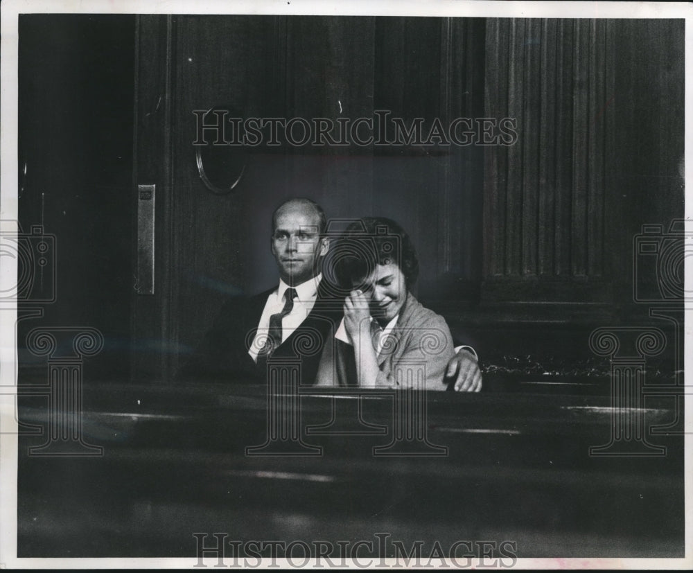 1962 Press Photo Mrs. Edward Lyon cries in Courtroom as Husband keeps Eyes Front - Historic Images