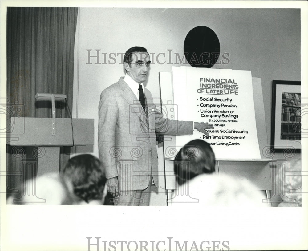 1980 Press Photo Journal Executive Tom McCollow speaking to Open UHC Meeting - Historic Images