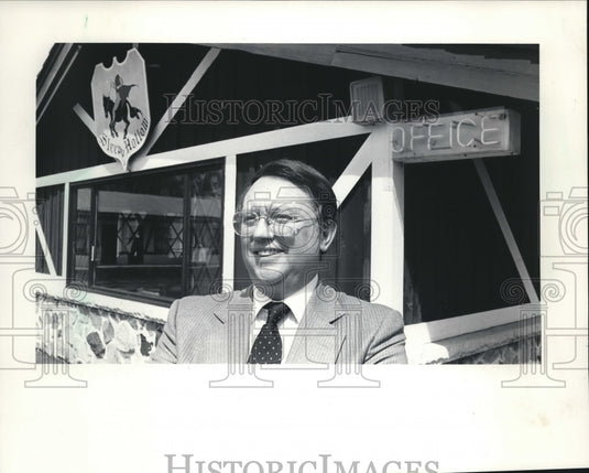 1984 Press Photo Ron McCord in front of his Sleepy Hollow Motel , Milwaukee - Historic Images