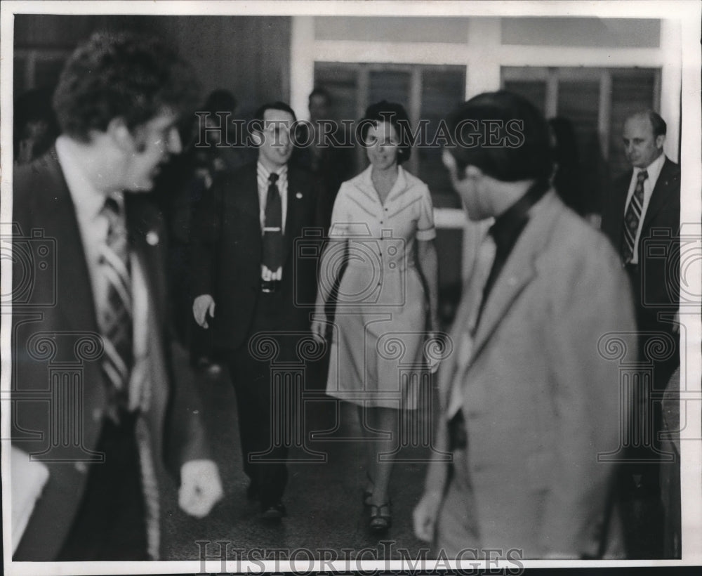 1976 Press Photo Ellen McCormack arrives at American Serb Memorial Hall to Speak - Historic Images