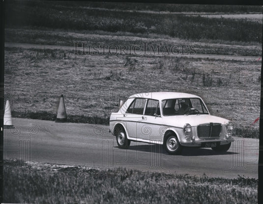 1965 Press Photo Drivers Skill test at Lynndale Farms, Milwaukee - mjb19914-Historic Images