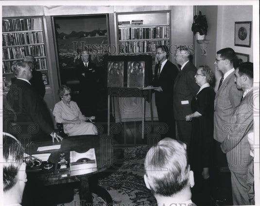 1971 Press Photo Niece of Lucius W. Nieman, Faye McBeath at Ceremony with Plaque - Historic Images