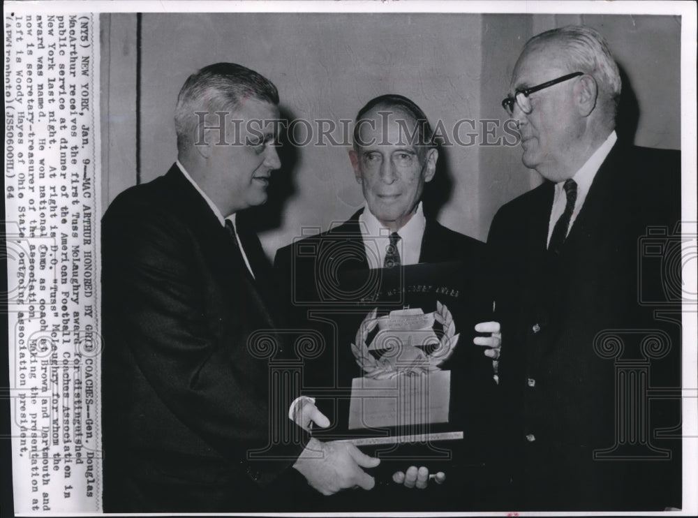 1964 Press Photo General Douglas MacArthur receives first Tuss McLaughry Award-Historic Images