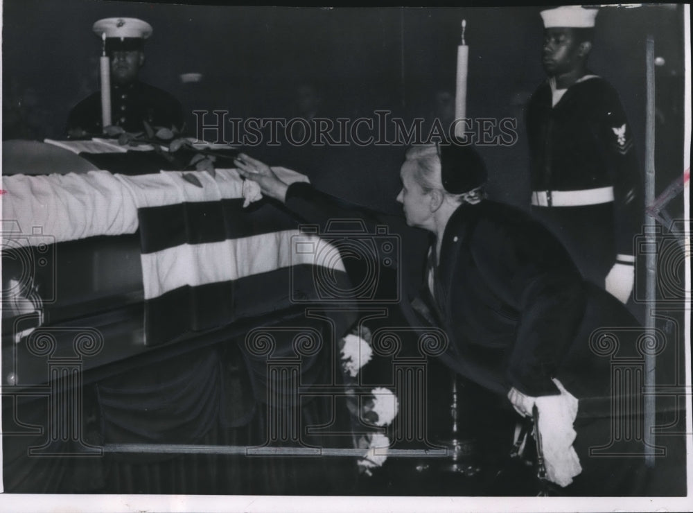 1964 Press Photo Rose placed on casket of Army General Douglas MacArthur-Historic Images