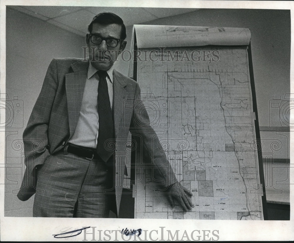 1976 Press Photo Menomonee Falls Village Trustee William McDonald with Map - Historic Images