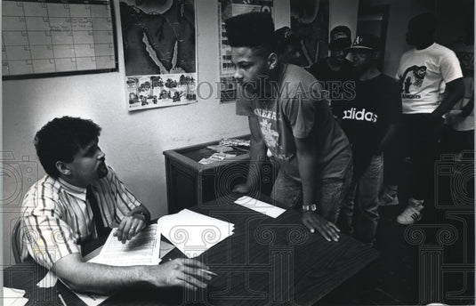 1990 Press Photo Robert McMillan talks to Jose Flores about Job in STEP-UP - Historic Images
