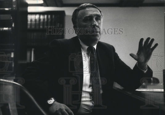 1993 Press Photo Milwaukee District Attorney E. Michael McCann sitting at Desk - Historic Images