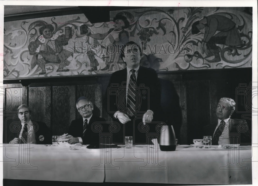 1976 Press Photo E Michael McCann, Dist. Attorney debate Tyrolean Towne House - Historic Images