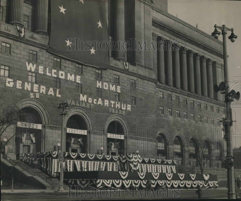 1951 Press Photo Milwaukee Courthouse Decorated for General MacArthur Visit-Historic Images
