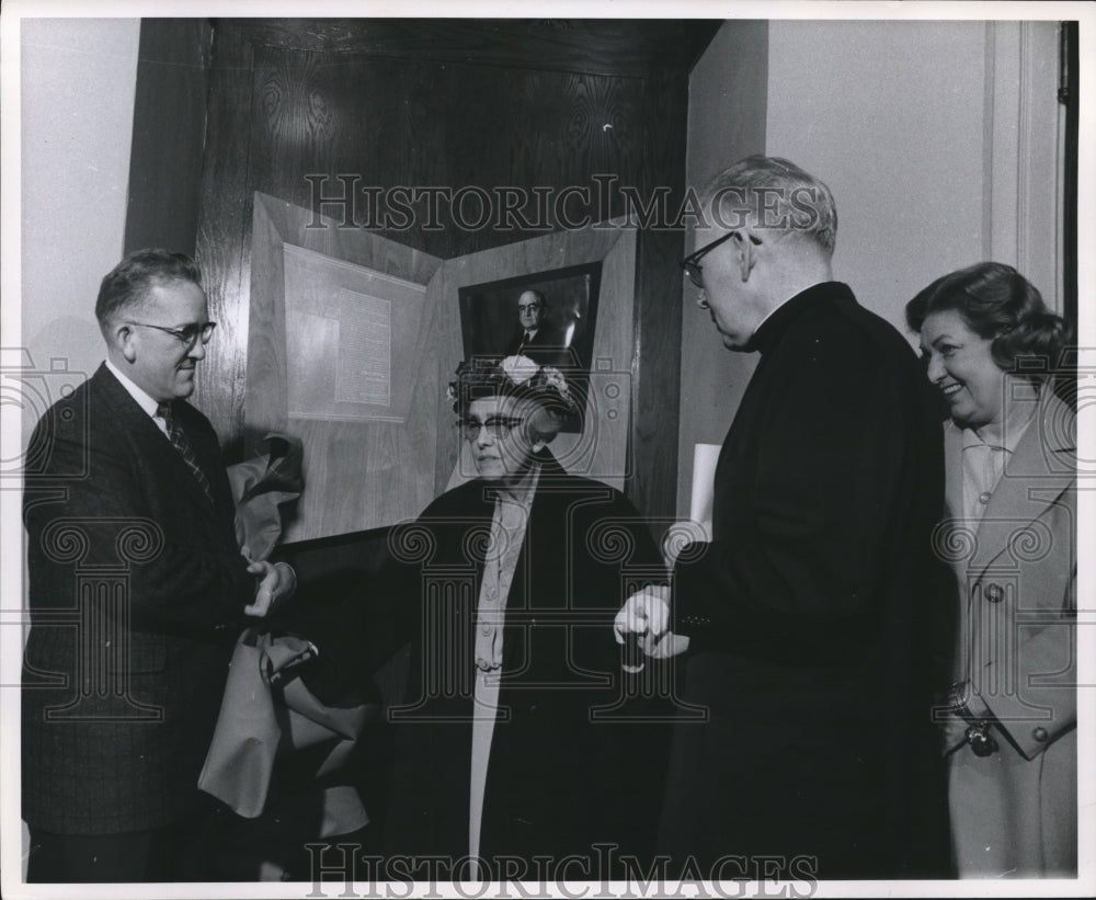 1961 Press Photo Fay McBeath with others in front of photo of Pere Marquette - Historic Images