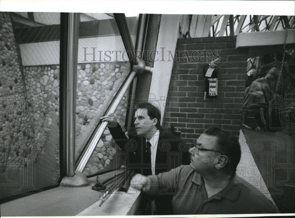 1993 Press Photo Biosphere 2 scientist Taber MacCallum visits Milwaukee - Historic Images
