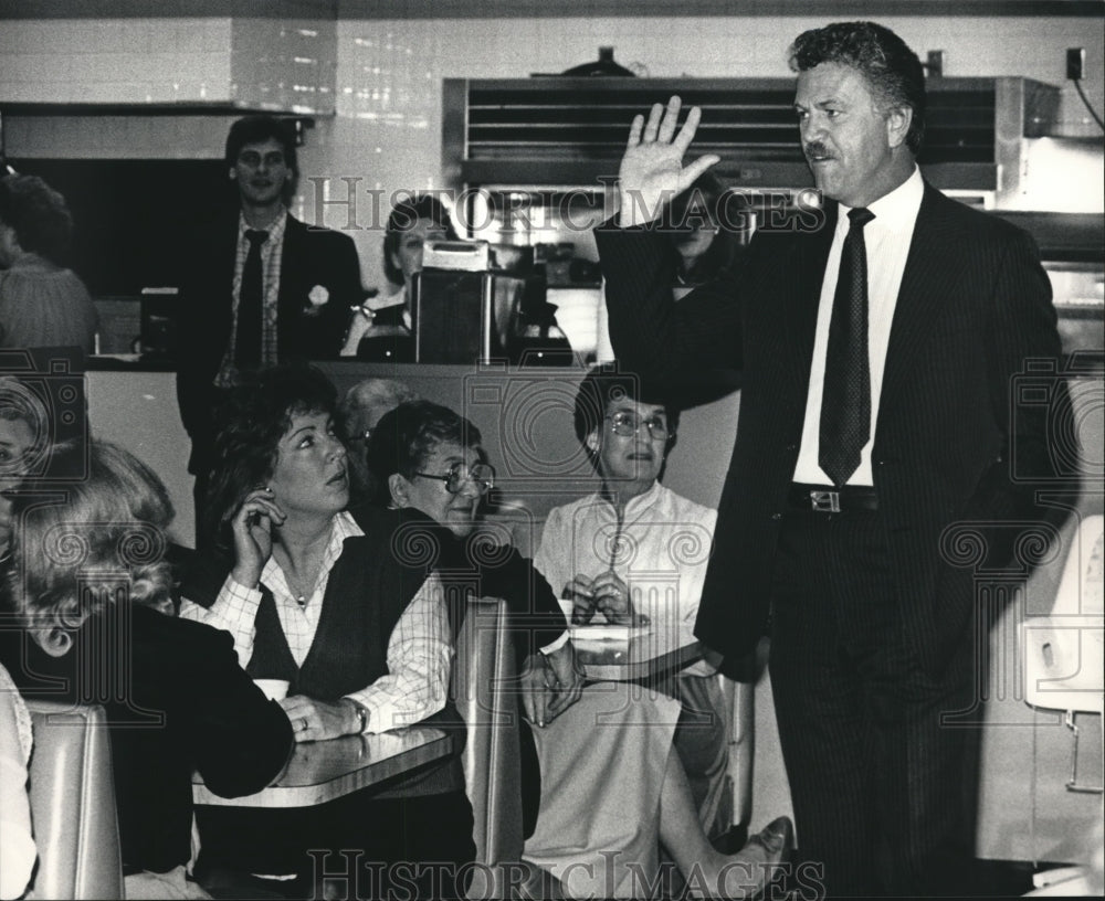 1986 Press Photo Michael McCaffery demonstrates security procedures. - mjb20089 - Historic Images