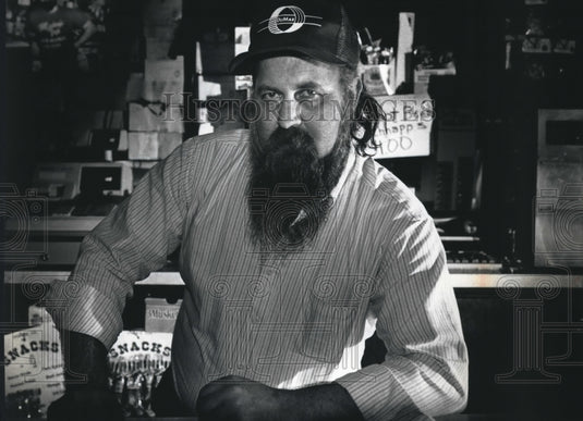 1991 Press Photo Alfred McCallister, owner of Mickey's Tap in Milwaukee. - Historic Images
