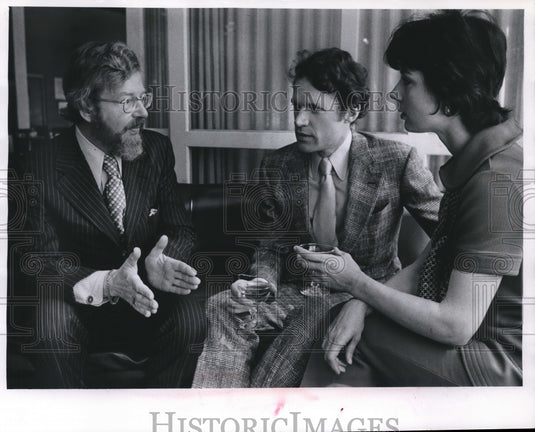 1971 Press Photo Milwaukee Repertory Theater Charles McCallum talks with Actors - Historic Images