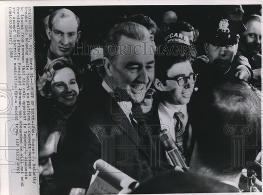 1968 Press Photo Senator Eugene J. McCarthy smiles at Carroll College with Crowd - Historic Images