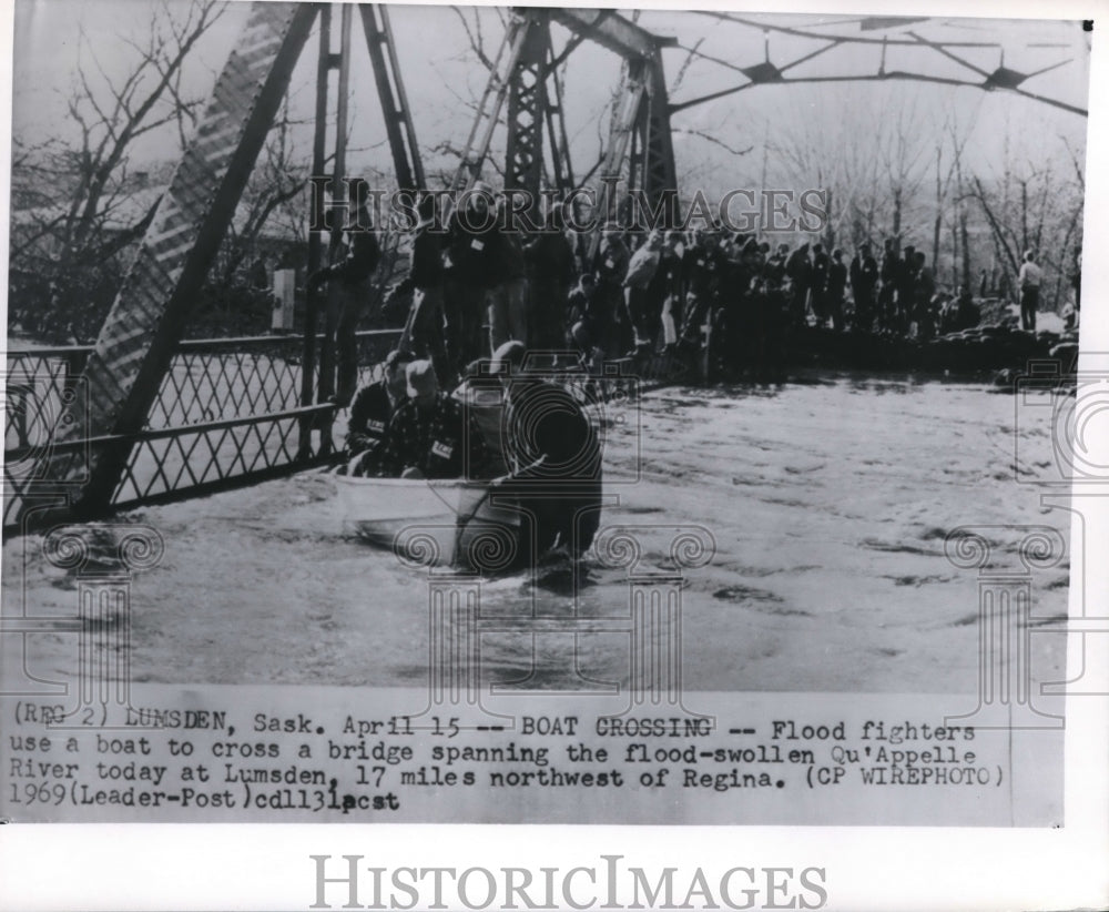 1969 Press Photo People at Flooded Bridge Over Qu'Appelle River in Lumsden - Historic Images
