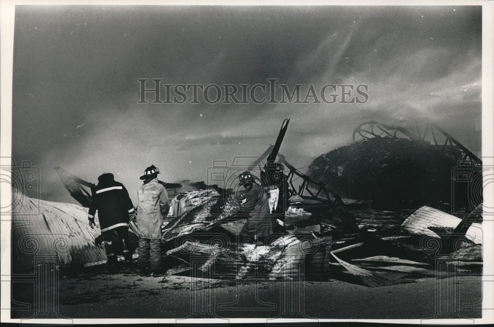 1988 Press Photo Firefighters Inspect Damage afer Fire in Pewaukee, Wisconsin - Historic Images