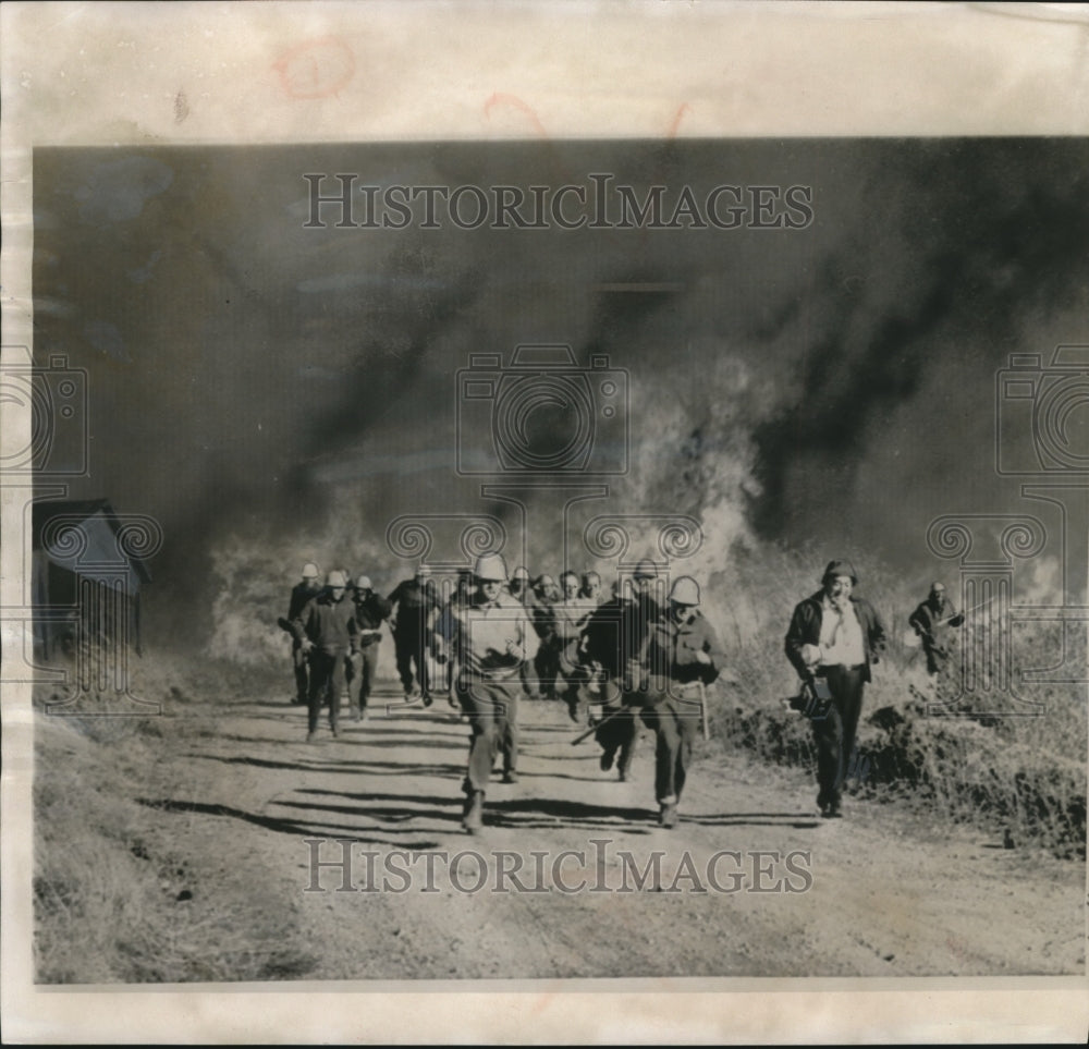 1956 Press Photo Firemen and Photographers Run for Lives in Santa Monica Fire- Historic Images