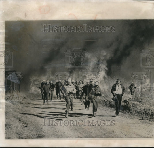 1956 Press Photo Firemen and Photographers Run for Lives in Santa Monica Fire- Historic Images