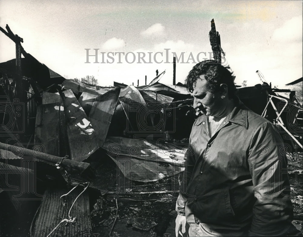 1988 Press Photo Al Schimpf of S&R Egg Farm inspects Fire Damage in Wisconsin - Historic Images