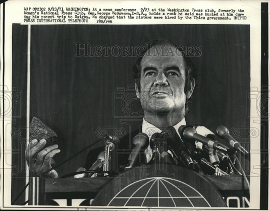 1971 Press Photo Senator George McGovern speaking to Press Club, Washington,D.C. - Historic Images