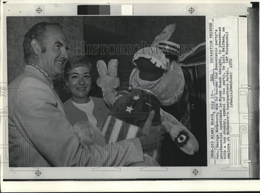 1972 Press Photo Senator George McGovern given Toy Donkey at Headquarters Hotel - Historic Images