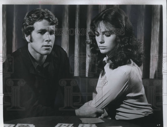 1975 Press Photo Ryan O'Neal, Jacqueline Bisset in The Thief Who Came To Dinner - Historic Images