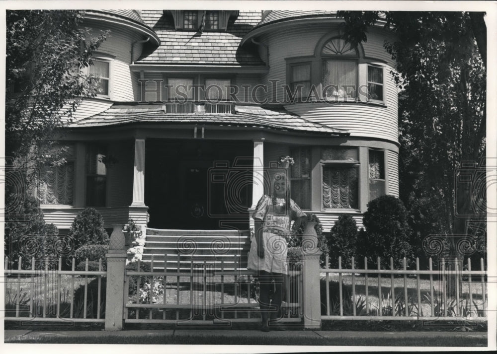 1991 Press Photo Debbie Dorn&#39;s Queen Anne style home part of a tour, Wisconsin. - Historic Images