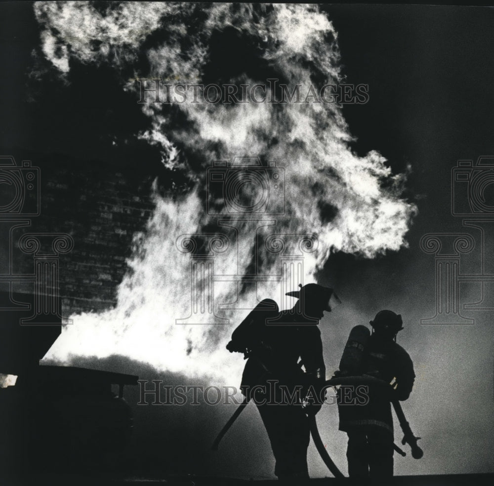 1993 Press Photo Firefighters on Roof in Front of Milwaukee Restaurant Blaze - Historic Images