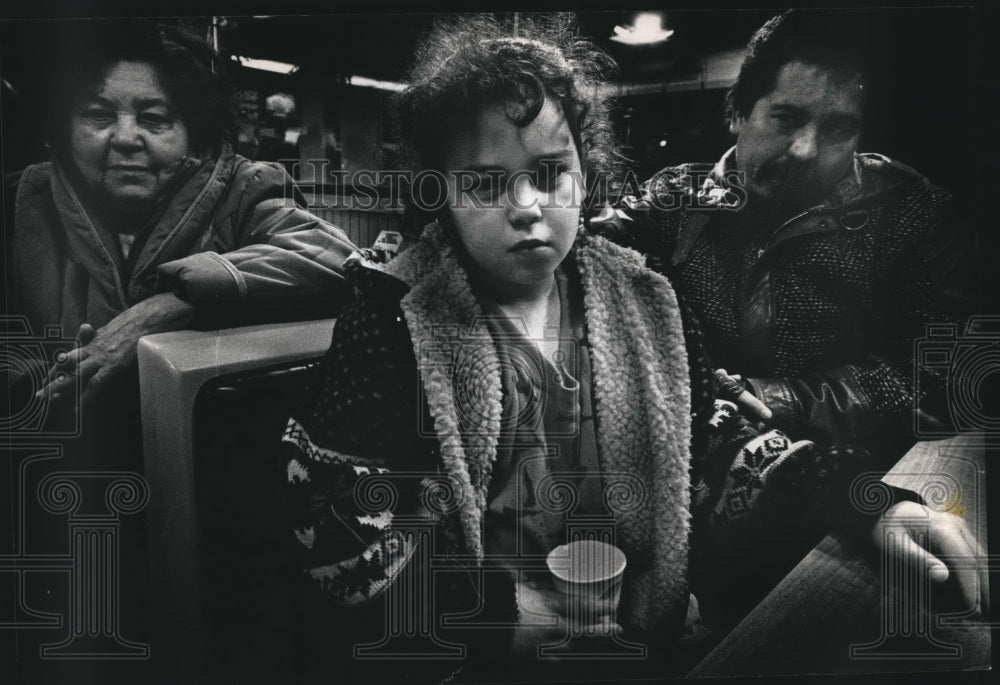 1989 Press Photo Cecilia Rivera, Family Watch their Milwaukee Video Store Burn - Historic Images