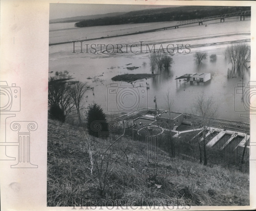 1965 Press Photo Dikes at a Wisconsin sewage plant hold back floodwaters - Historic Images