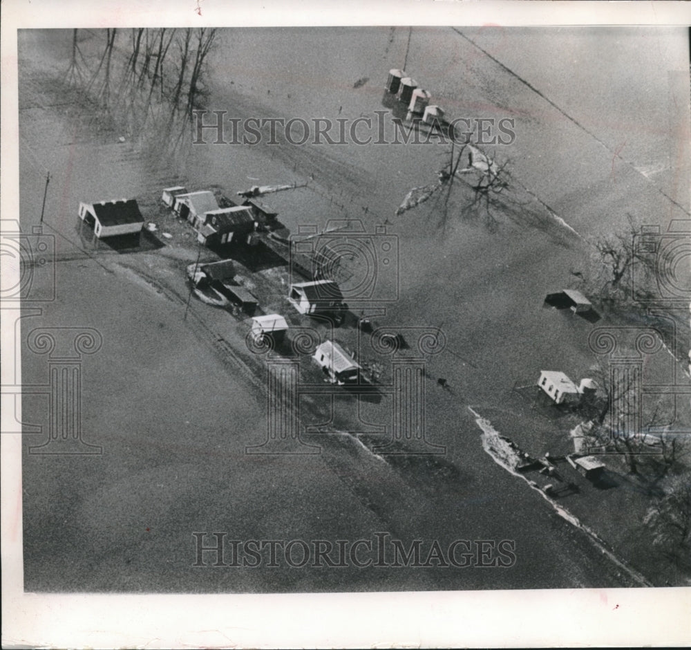 1965 Press Photo Aerial view of Viola, Wisconsin farm surrounded by flood waters - Historic Images