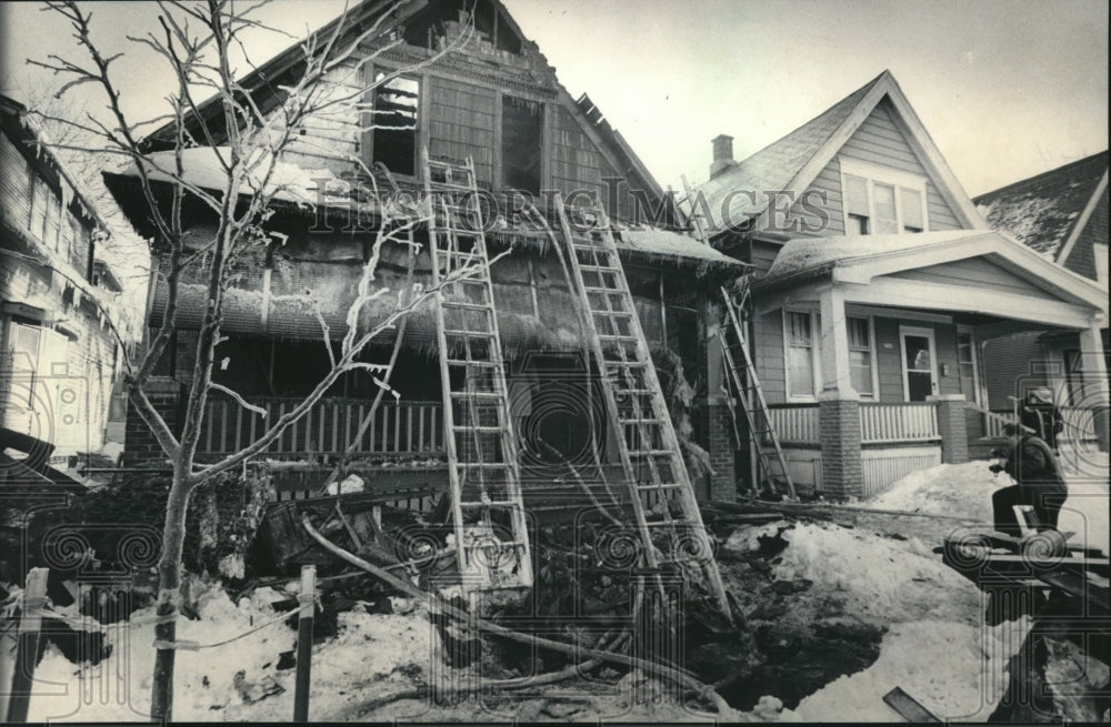 1985 Press Photo Ladders in front of Milwaukee Home where Fire Killed Seven - Historic Images