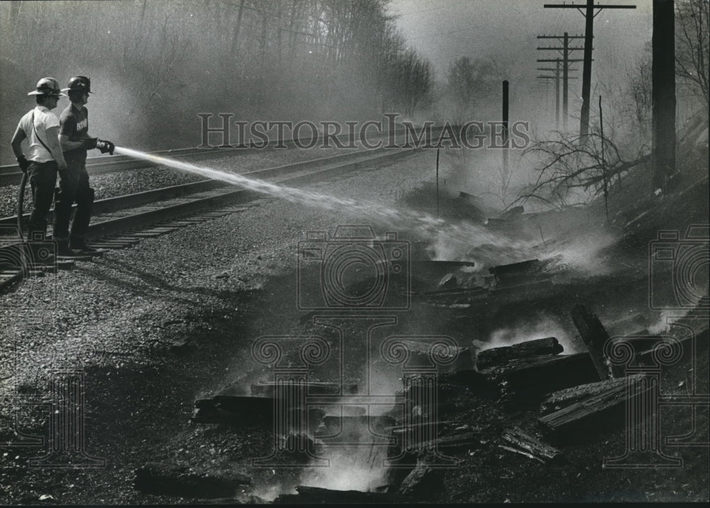 1984 Press Photo Firefighters Spray Water on Railroad Track Fire near Hartland - Historic Images