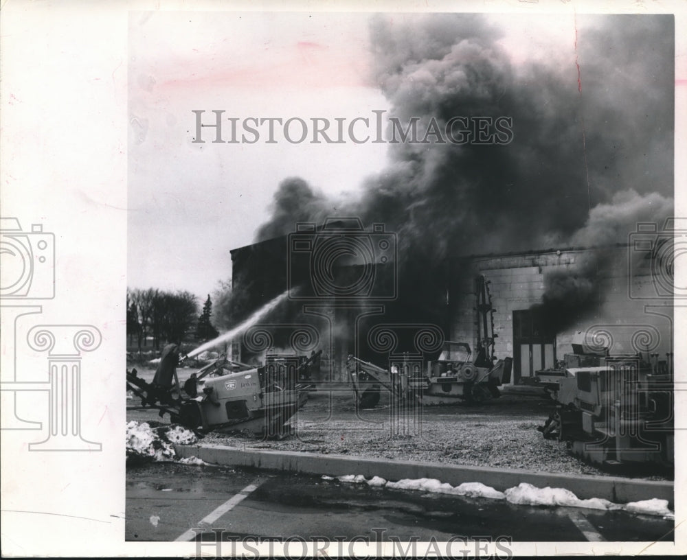 1964 Press Photo The Oconomowoc fire department pours water on structure fire - Historic Images