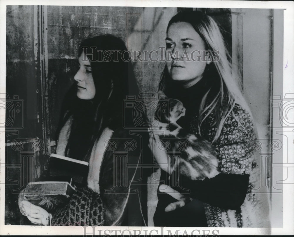 1974 Press Photo Jo Ann McDaniel and Kathryn Zenz Return From Turkey - Historic Images