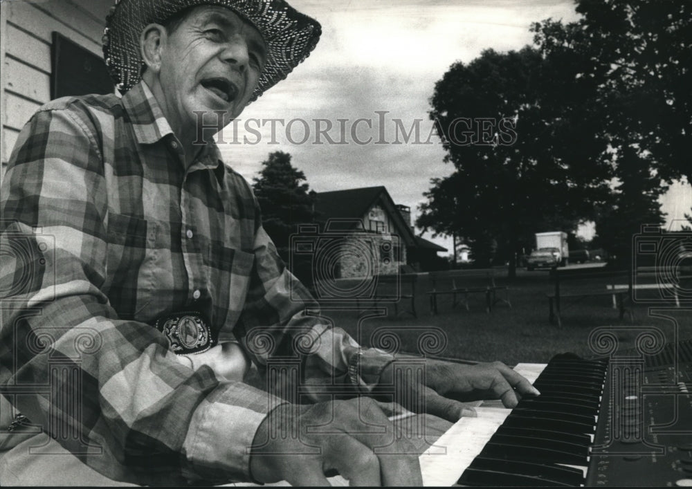 1993 Press Photo Alfred Bpeik Plays Synthesizer in Lakeside Park in Fond du Lac - Historic Images