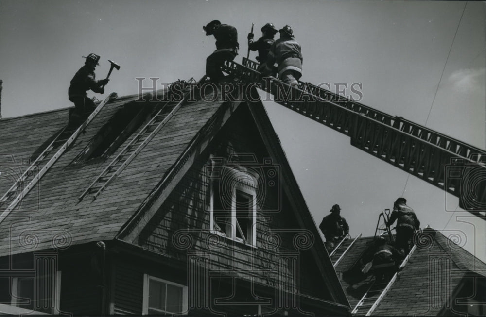 1993 Press Photo Firefighters fight a three-alarm fire in duplexes, Milwaukee. - Historic Images