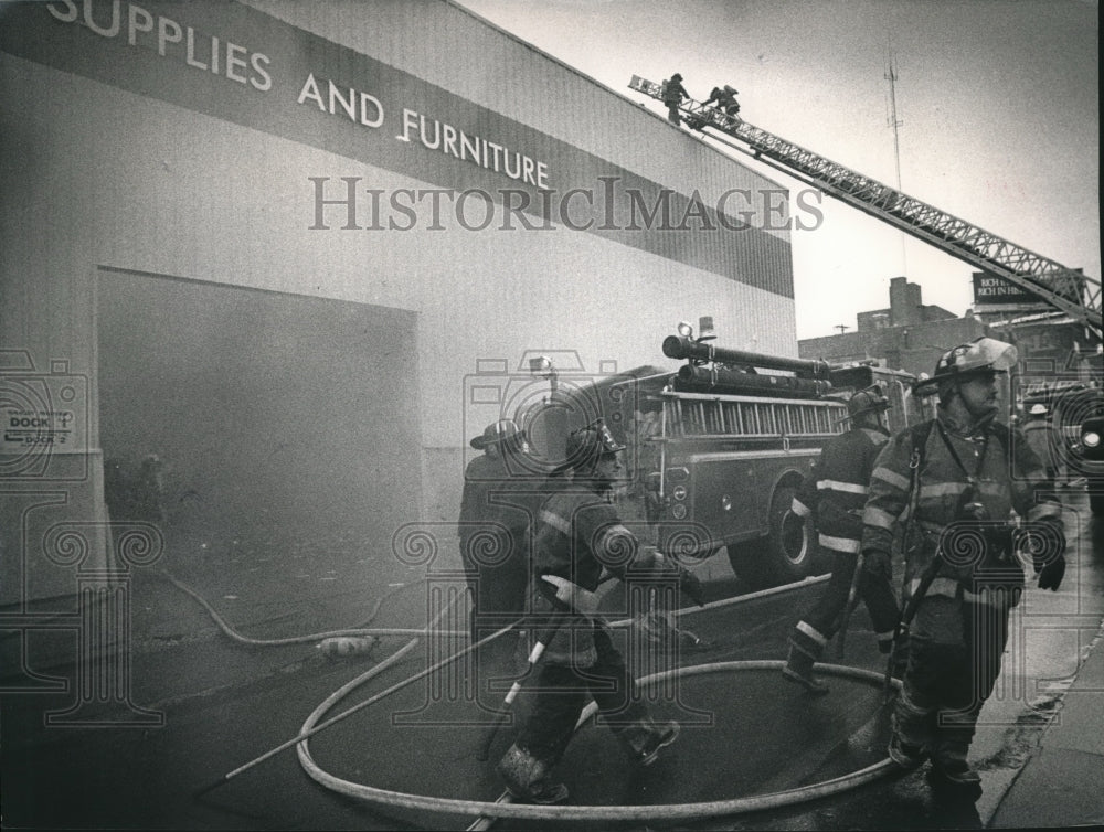 1992 Press Photo Firefighters fight a fire located at a warehouse, Milwaukee. - Historic Images