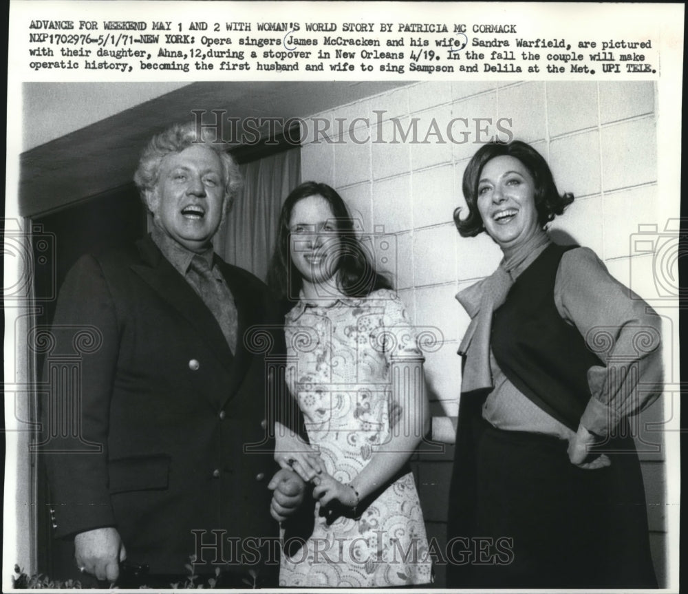 1971 Press Photo Opera Singers James McCracken and Sandra Warfield with Daughter - Historic Images