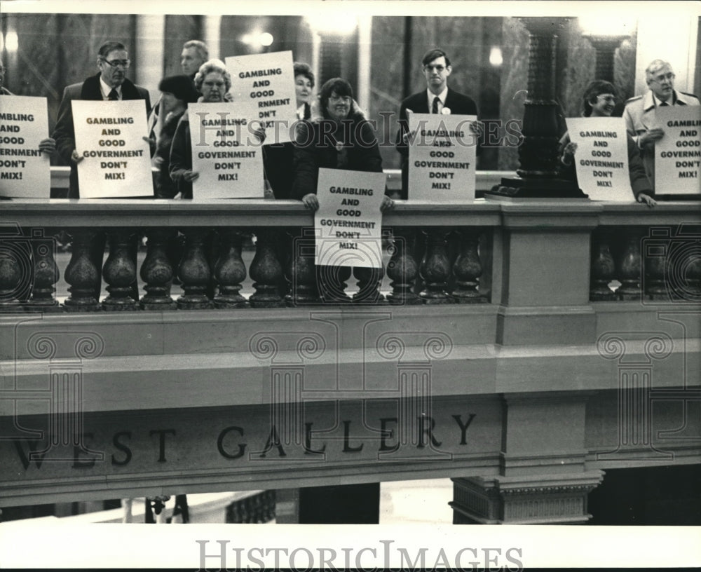 1987 Press Photo Protesters opposing legalized gambling, Wisconsin. - mjb20787 - Historic Images