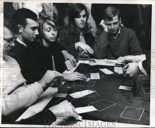 1964 Press Photo Students gamble at a blackjack table, Wisconsin - mjb20790 - Historic Images
