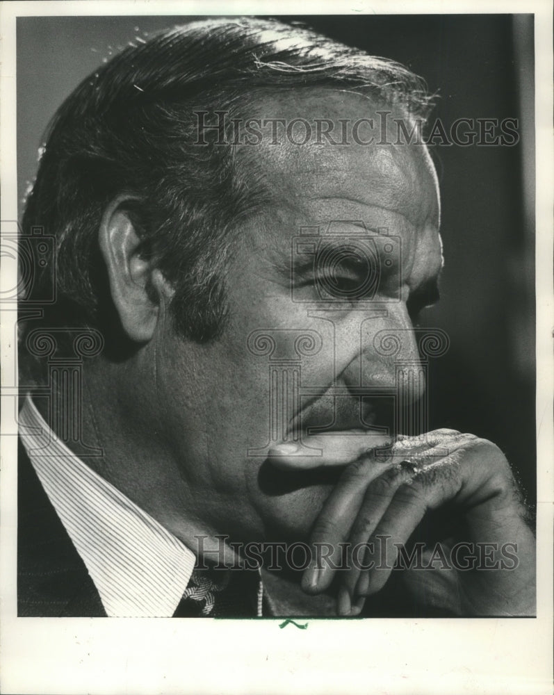 1972 Press Photo Senator George McGovern at Pfister Hotel in Milwaukee - Historic Images