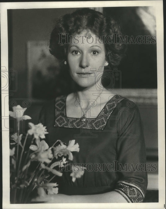 1975 Press Photo Meg Wynn Owen as Secretary in "Upstairs, Downstairs" - Historic Images